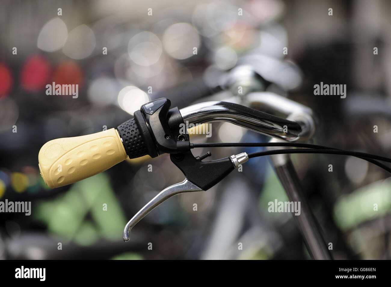 Nahaufnahme von einem Fahrradlenker mit gelbem Griff Stockfoto