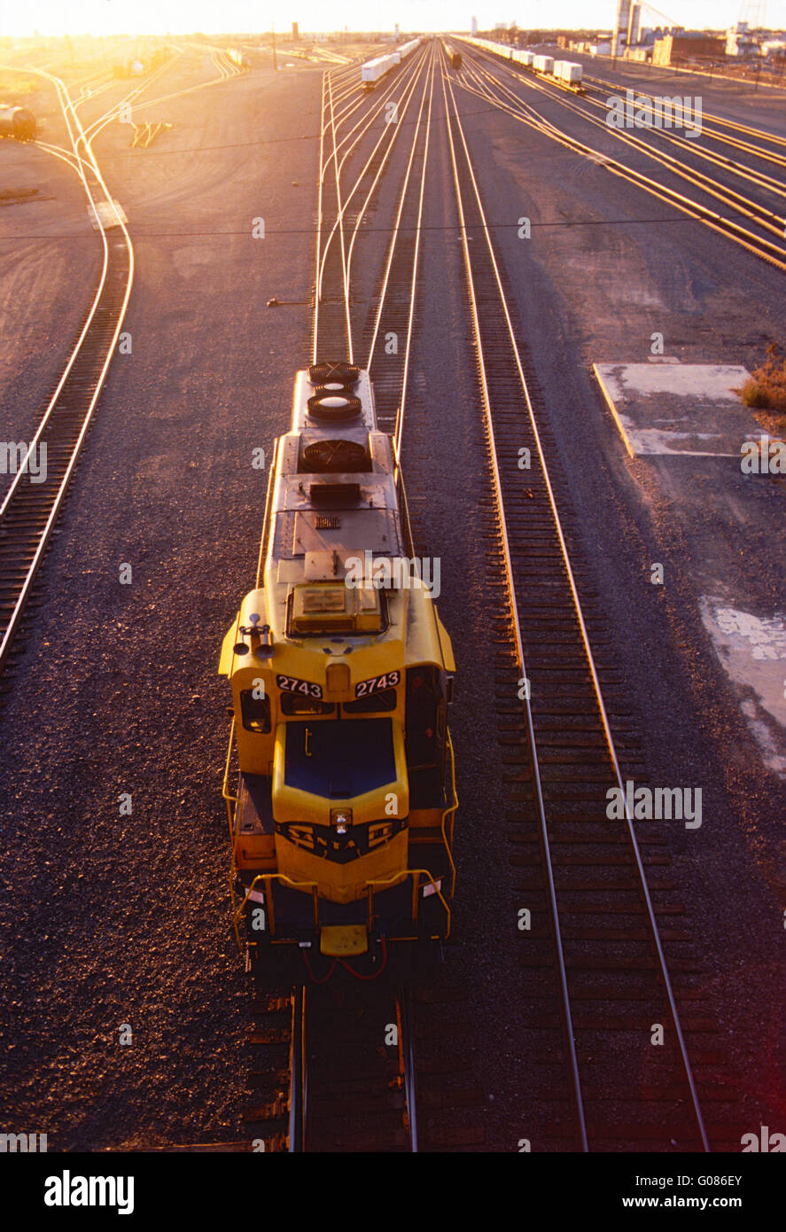 Lokomotive in großen industriellen Rangierbahnhofs bei Sonnenuntergang; Clovis; New Mexiko; USA Stockfoto