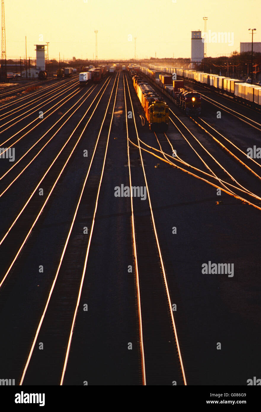 Lokomotive in großen industriellen Rangierbahnhofs bei Sonnenuntergang; Clovis; New Mexiko; USA Stockfoto