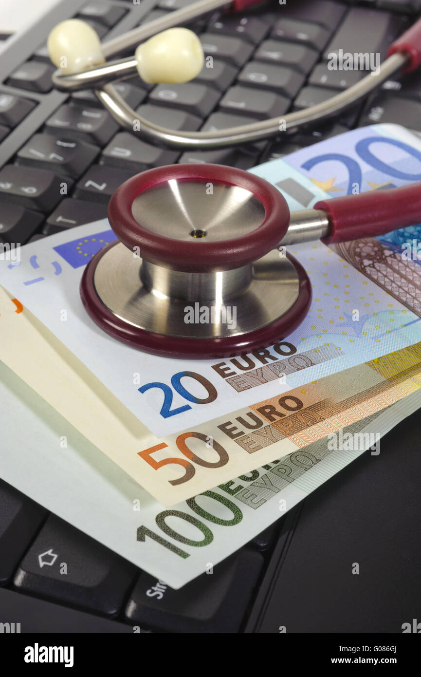 Kosten der medizinischen Versorgung mit Euro und Stethoskop Stockfoto