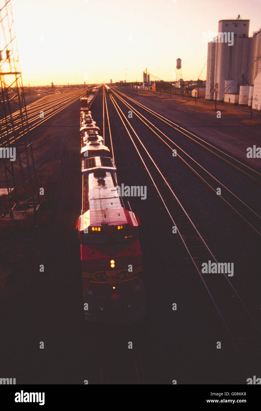 Lokomotive in großen industriellen Rangierbahnhofs bei Sonnenuntergang; Clovis; New Mexiko; USA Stockfoto
