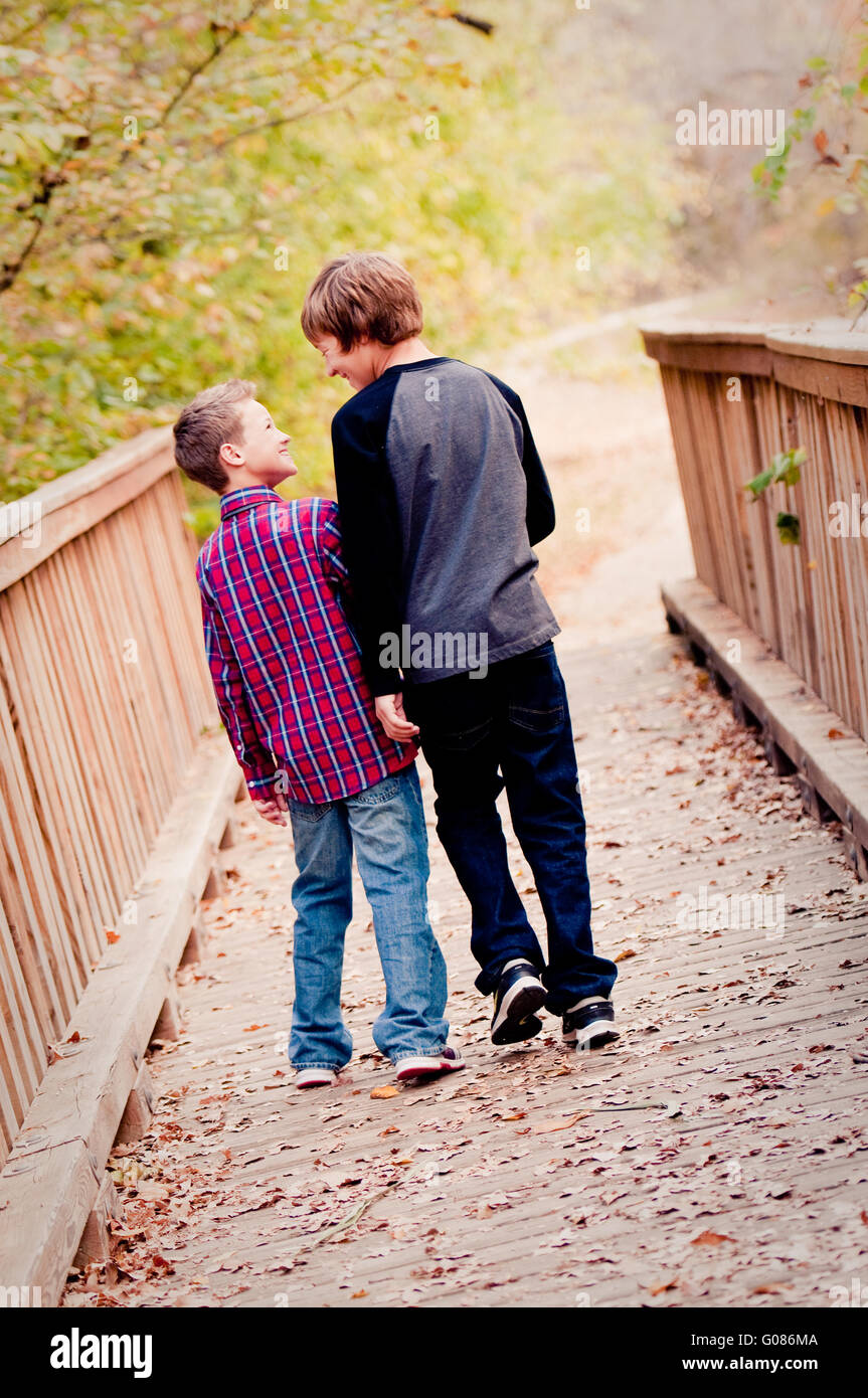 Zwei Jungen sahen einander auf einer Brücke Stockfoto