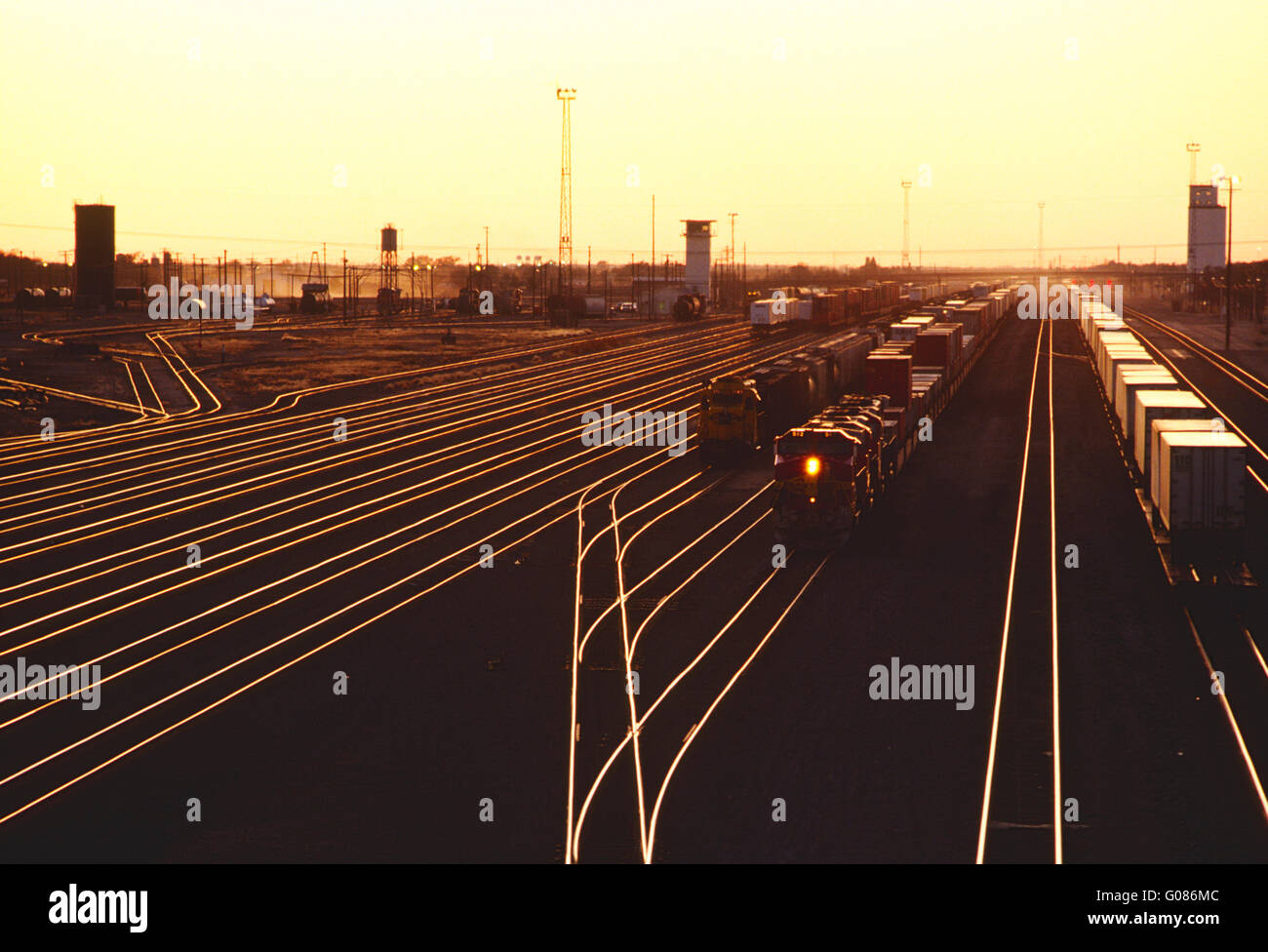 Lokomotive in großen industriellen Rangierbahnhofs bei Sonnenuntergang; Clovis; New Mexiko; USA Stockfoto
