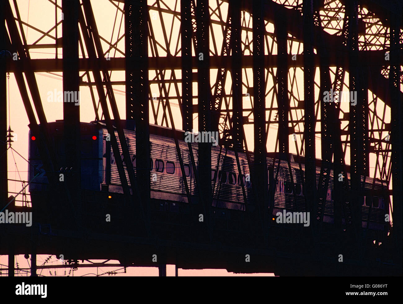 SEPTEN Pendler Zug Kreuzung Brücke in West-Philadelphia; Pennsylvania; in der Abenddämmerung Stockfoto