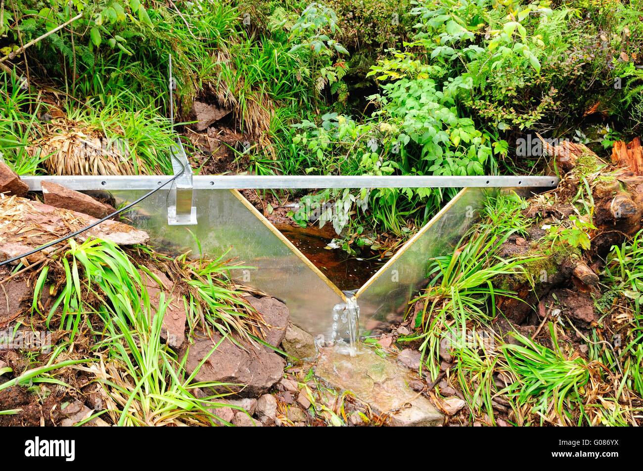Die Messung der Menge des Wassers bei Wasser-Quelle Stockfoto