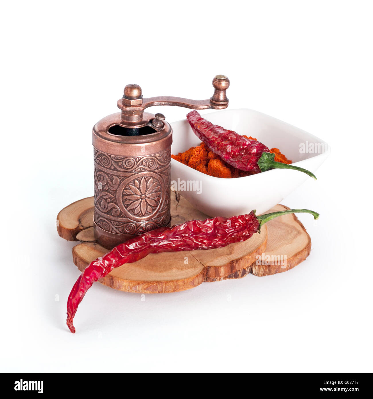 gefräste und ausgetrocknete rote Chilischote mit Mahlwerk Stockfoto