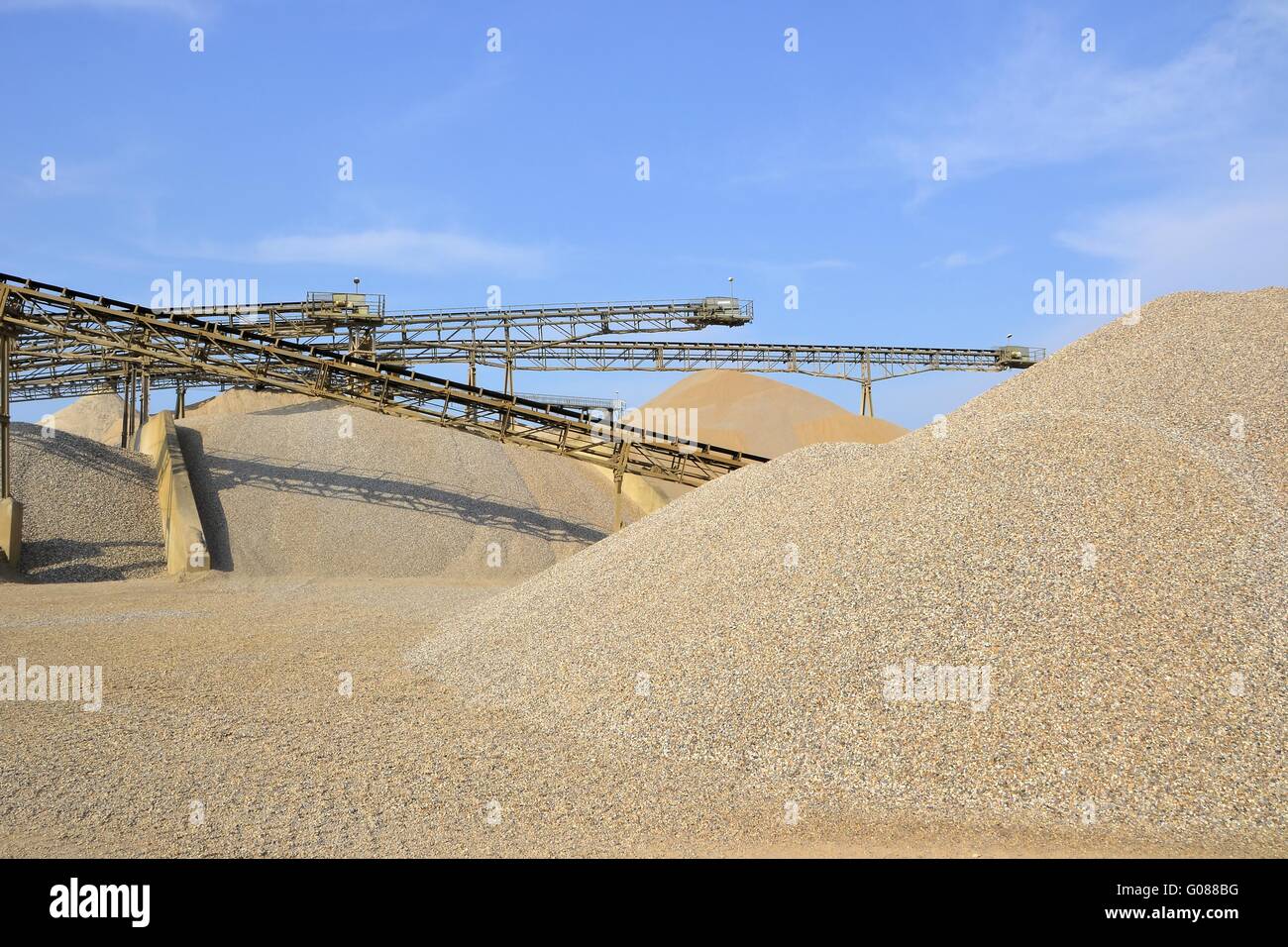 Berge von Sand und Kies in der Kiesgrube Stockfoto