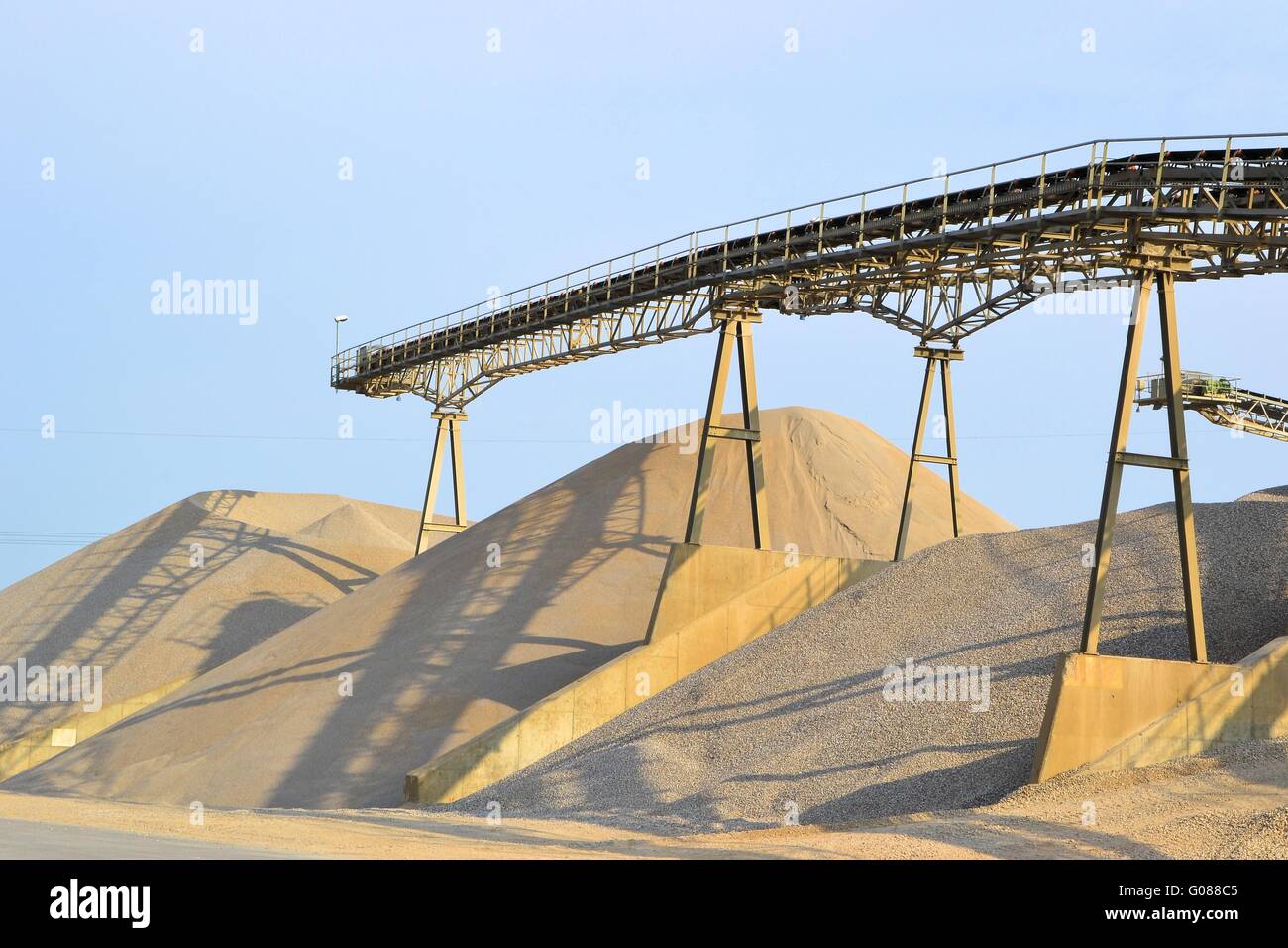 Berge von Sand und Kies in der Kiesgrube Stockfoto