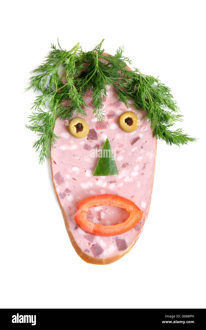 Die geschnittene Wurst und Gemüse in der Form eines Gesichts überrascht Stockfoto
