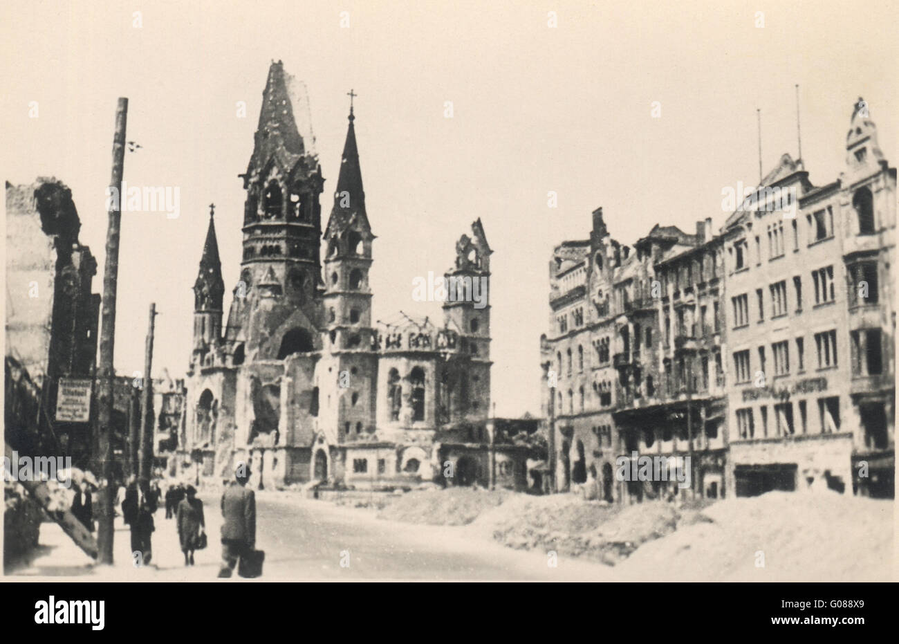 Kaiser-Wilhelm-Gedächtnis-Kirche im Jahre 1943 bei einem Bombenangriff beschädigt Stockfoto