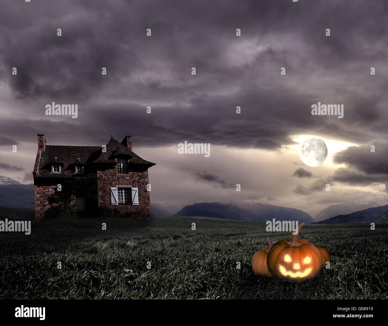 Apokalyptische Halloween-Landschaft mit alten Haus und Kürbis Stockfoto