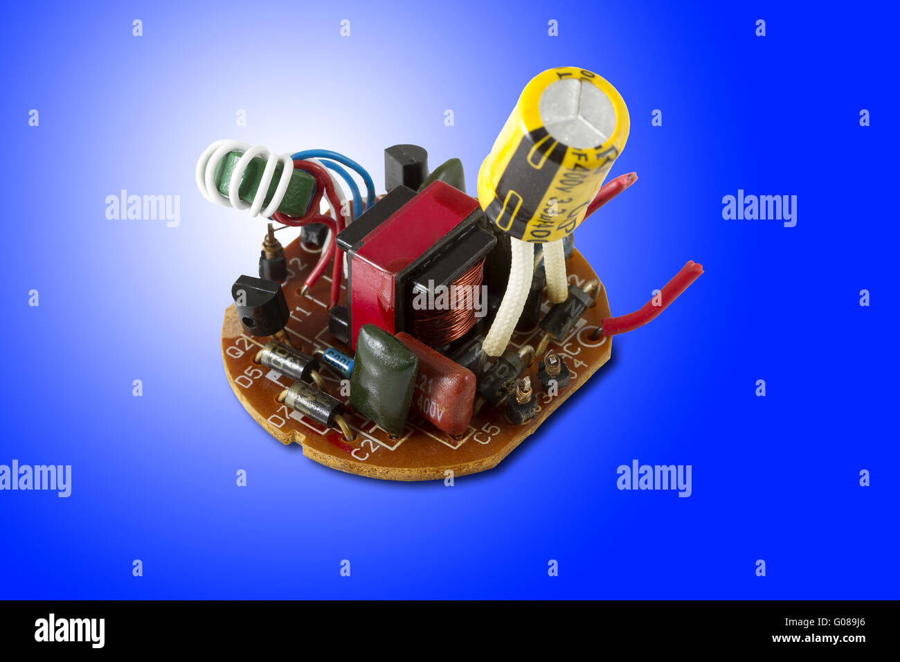 Verschiedene elektronische Elemente auf Platine Stockfoto