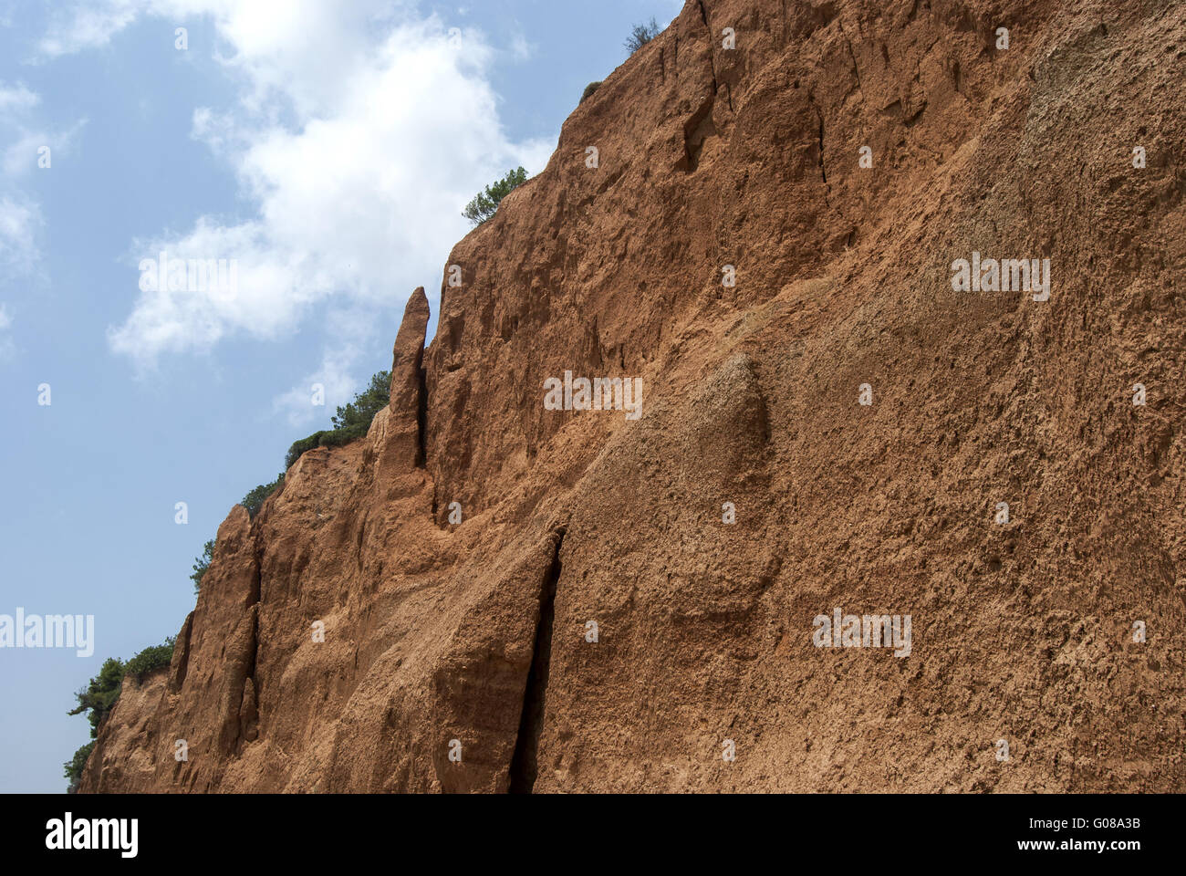 Erodierte Meer Küste auf blauen Himmel im sonnigen Tag Stockfoto