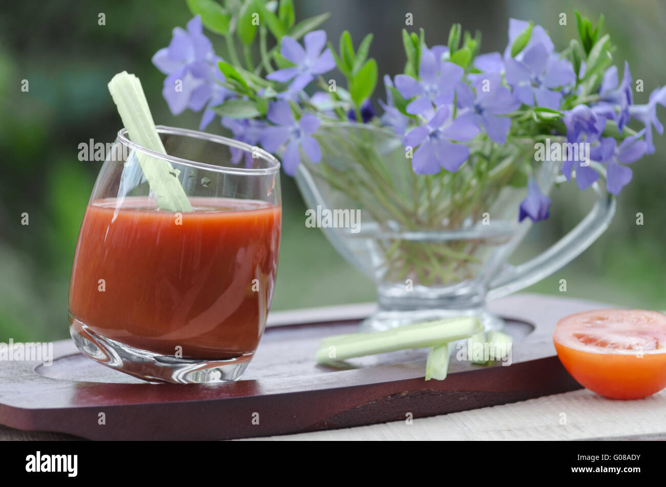 Tomatensaft, auf einem Ständer im Garten Stockfoto