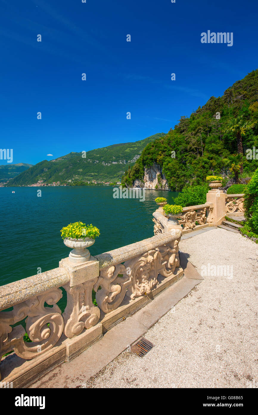 VILLA BALBIANELLO, Italien - 17. Mai 2015 - schöner Blick auf Comer See und Alpen von Villa Balbianello, Italien. Villa wurde für verwendet. Stockfoto