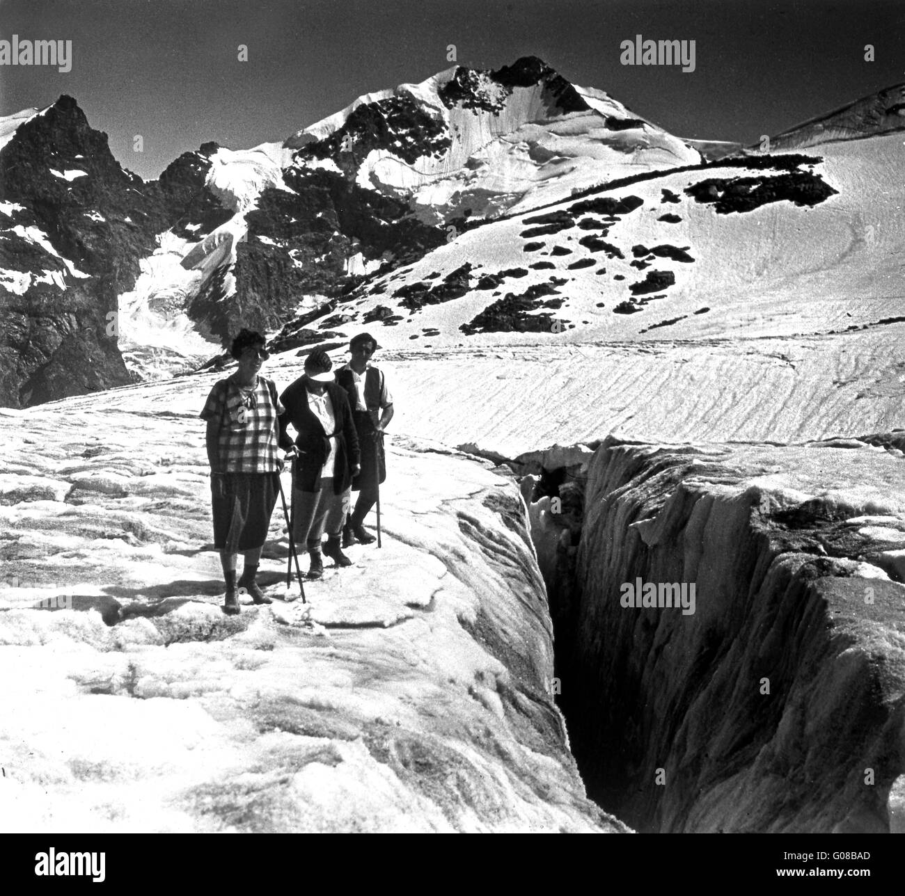 Wanderer wandern auf dem Pers-Gletscher in der Berninabahn der Schweizer Alpen in der Schweiz 1924 Stockfoto