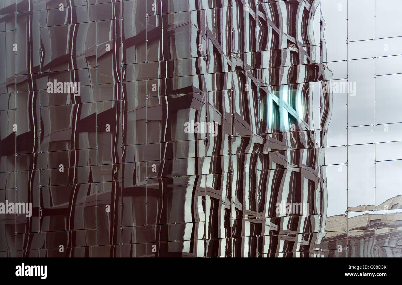 Spiegelung von einem Hotel Front aus roten meta Stockfoto