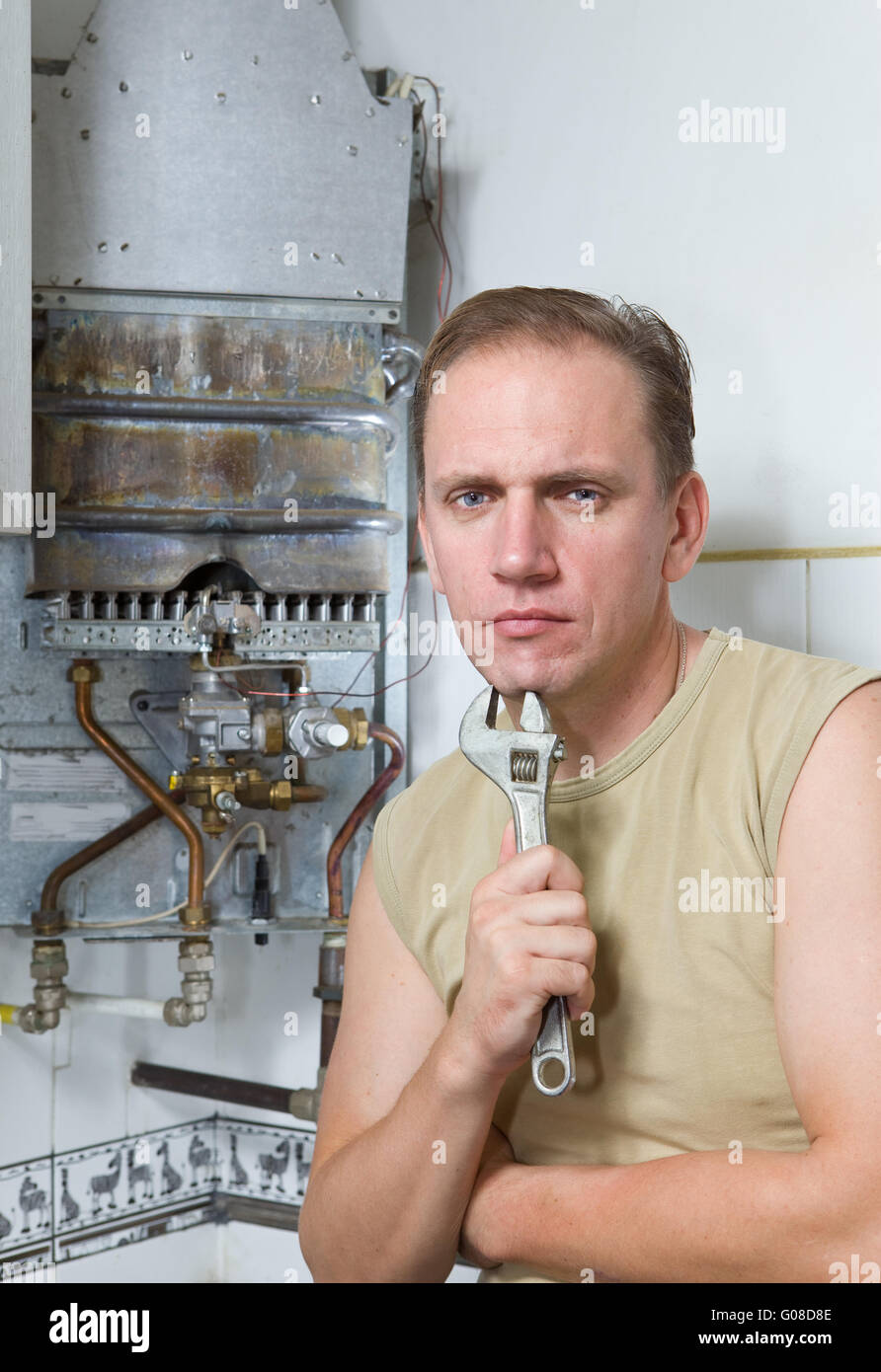 Mann mit einem Schraubenschlüssel denkt der Reparatur eines Gases Stockfoto