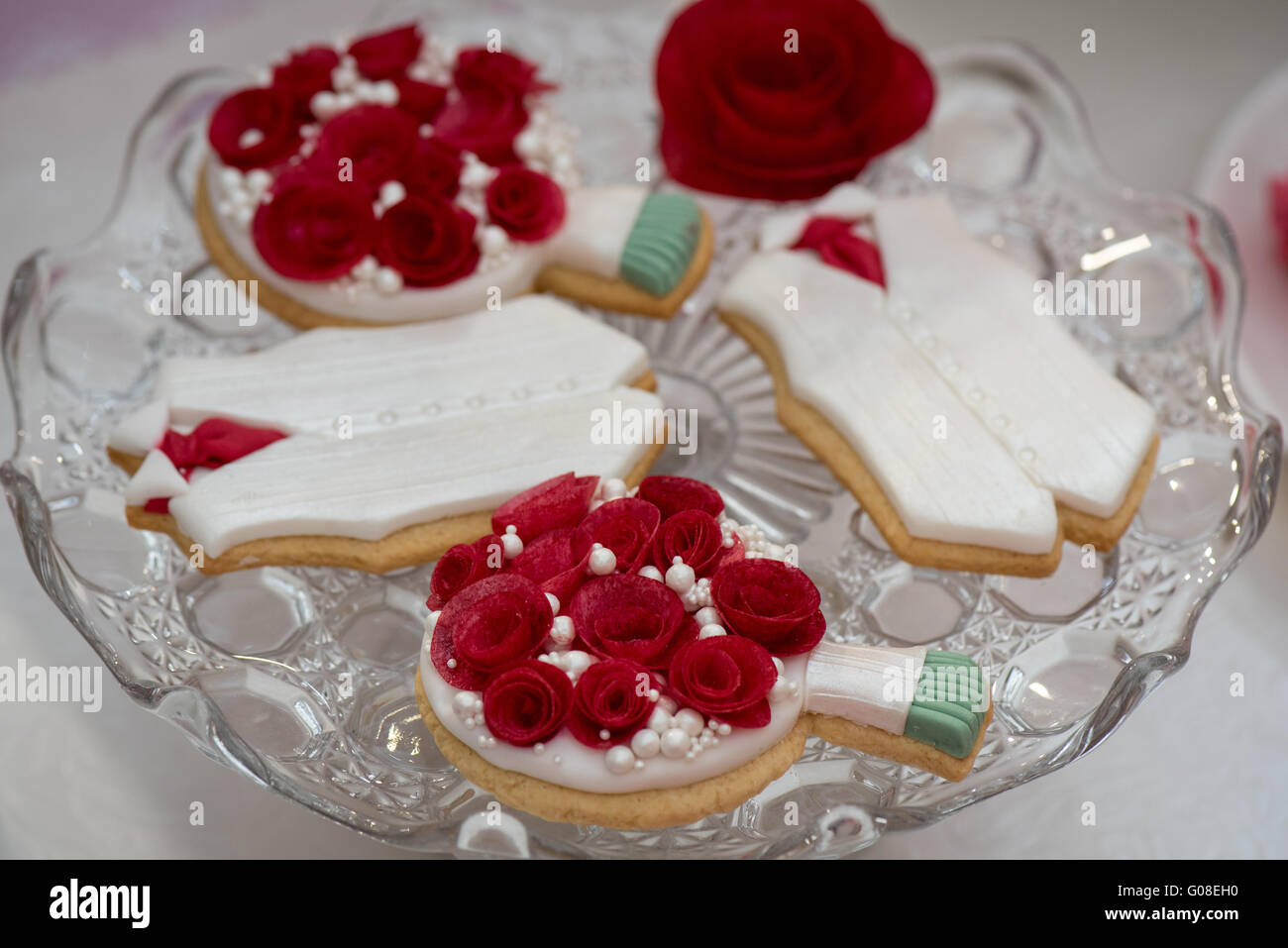 Hochzeitsblumen und Anzug Kuchen Kekse Kuchen International – The Sugarcraft, Kuchen dekorieren und Backen-Show in London Stockfoto