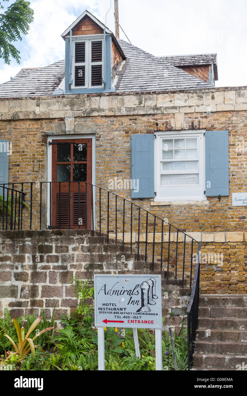 Melden Sie für den Admiral Inn auf Antigua von alten Steintreppen und Tür an Stockfoto