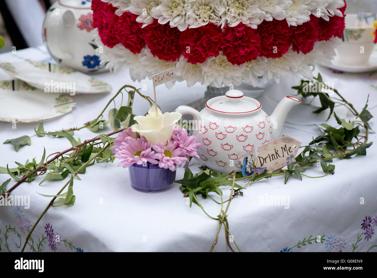Trink mich trank Alice in Wonderland Mad Hatter bei Kuchen International – The Sugarcraft, Kuchen dekorieren und Backen-Show in London Stockfoto