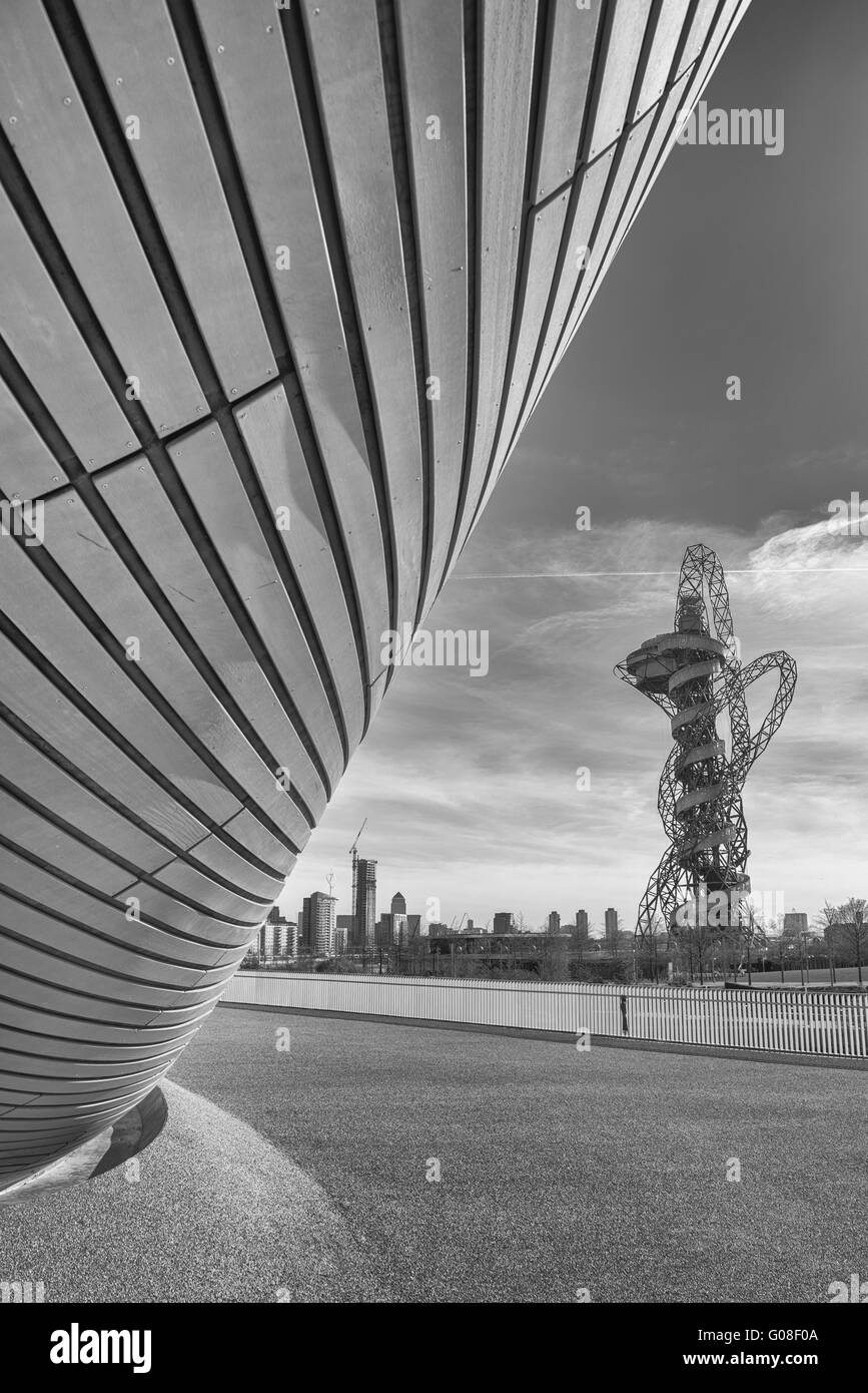 London Aquatics Centre, entworfen von Zaha Hadid für die Olympischen Spiele in London gebogen asymmetrische Dachkonstruktion in London, Großbritannien Stockfoto