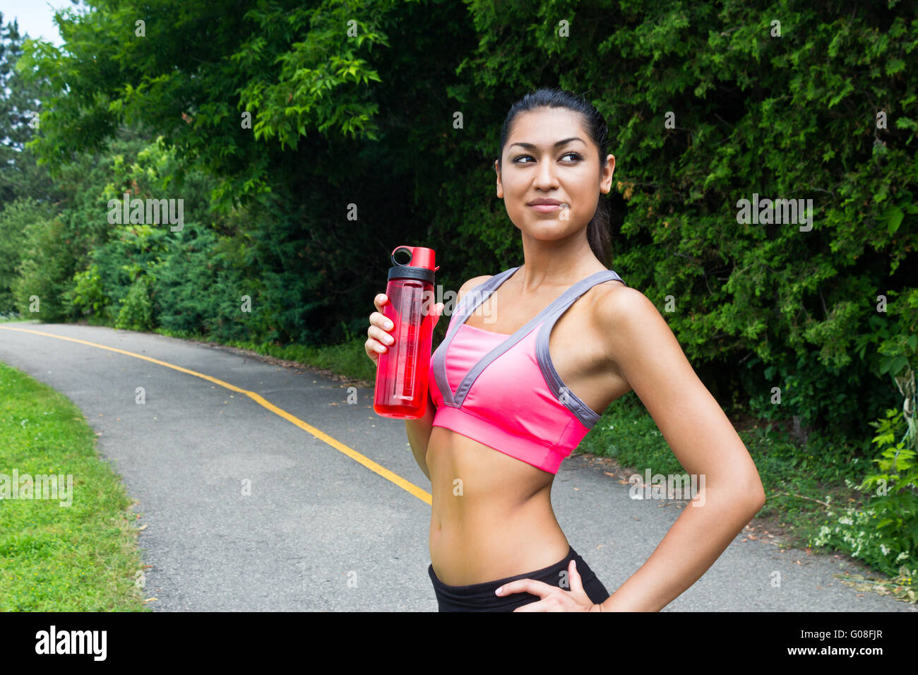 Fit junge Frau mit Wasserflasche nach der Ausführung Stockfoto