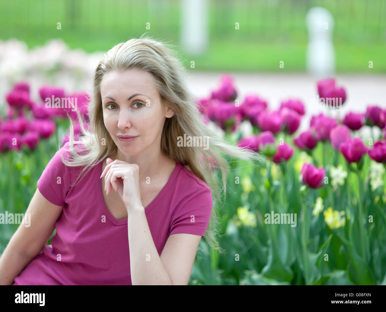 schöne Frau im Frühlingspark mit blühenden tul Stockfoto