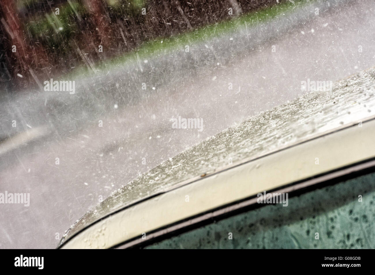 Autodach in Starkregen und Hagel Stockfoto