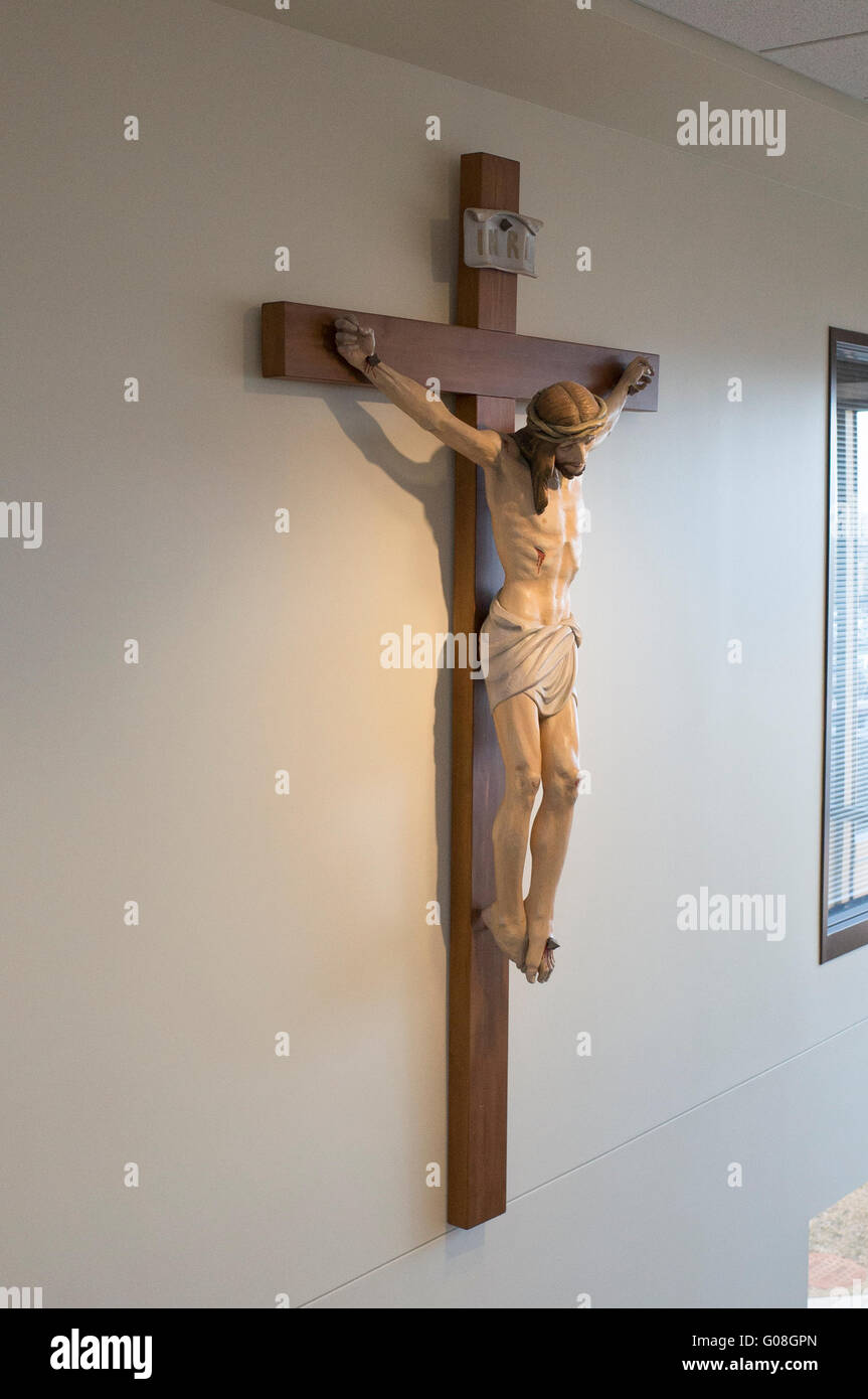 Katholische Kruzifix von Jesus am Kreuz montiert an der Wand. Mendota Heights Minnesota MN USA Stockfoto