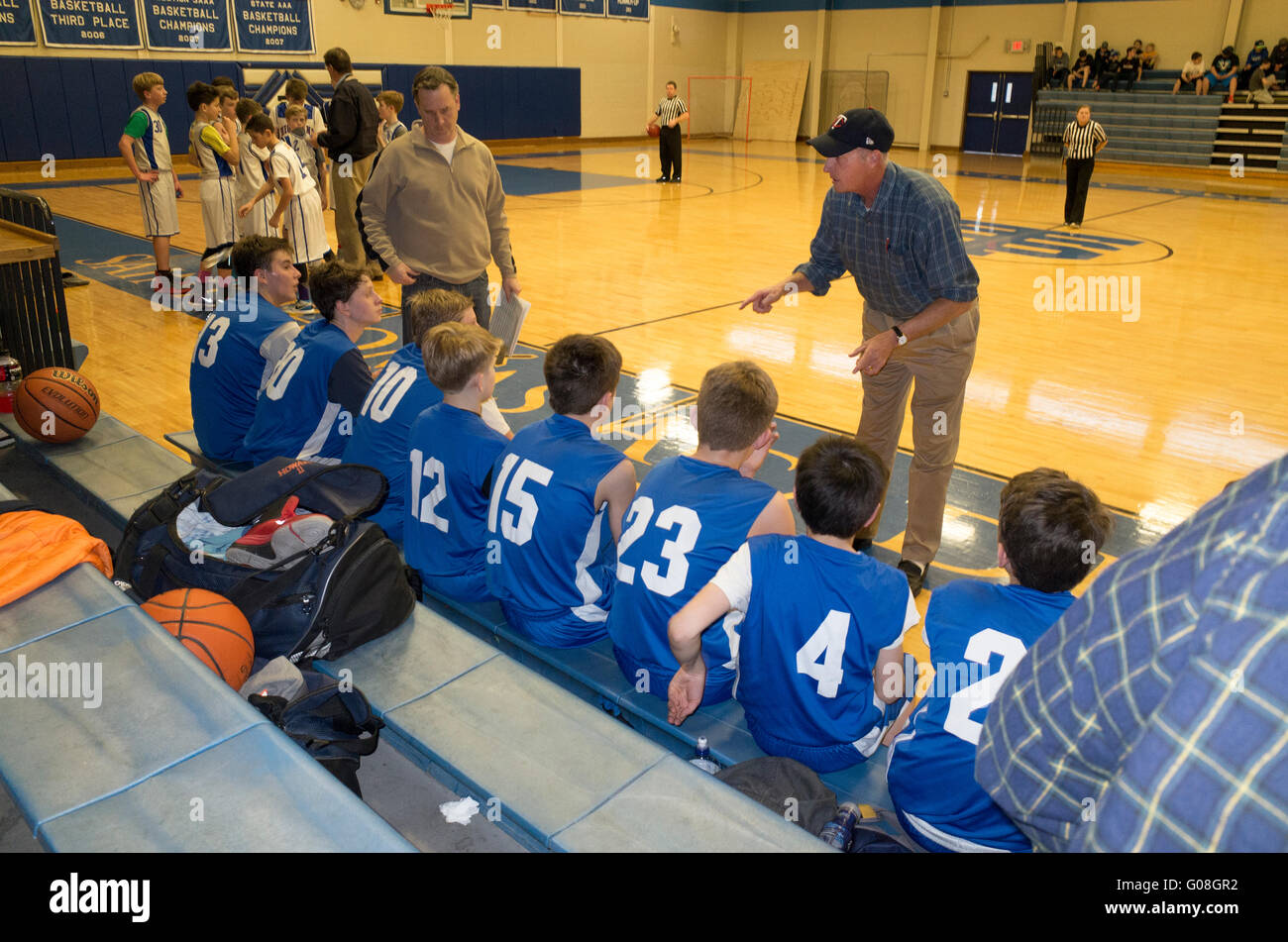 Basketball-Trainer mit Begeisterung unterrichten seine junge Teen Spieler auf der Bank ausruhen. Mendota Heights Minnesota MN USA Stockfoto