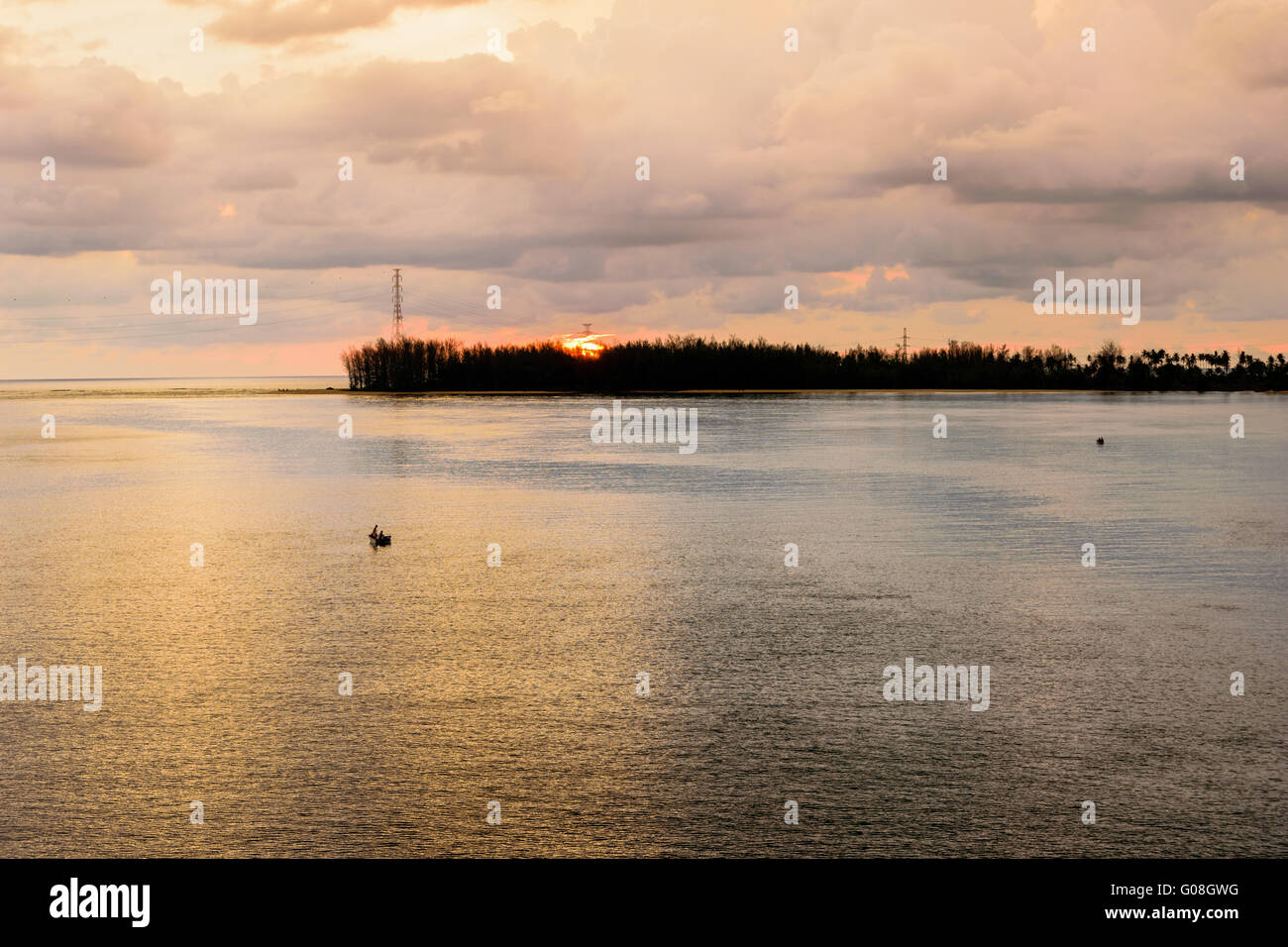 Aussichtspunkt Andaman Meer bei Sonnenuntergang von Sarasin-Brücke in der Provinz Phuket, Thailand Stockfoto