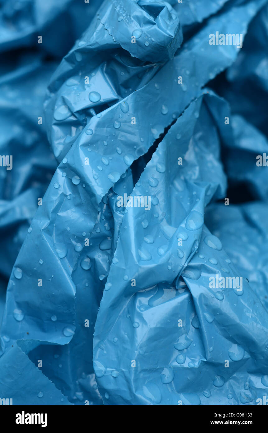 Abstrakte Hintergrundtextur nassen blauen Plastikplanen Stockfoto