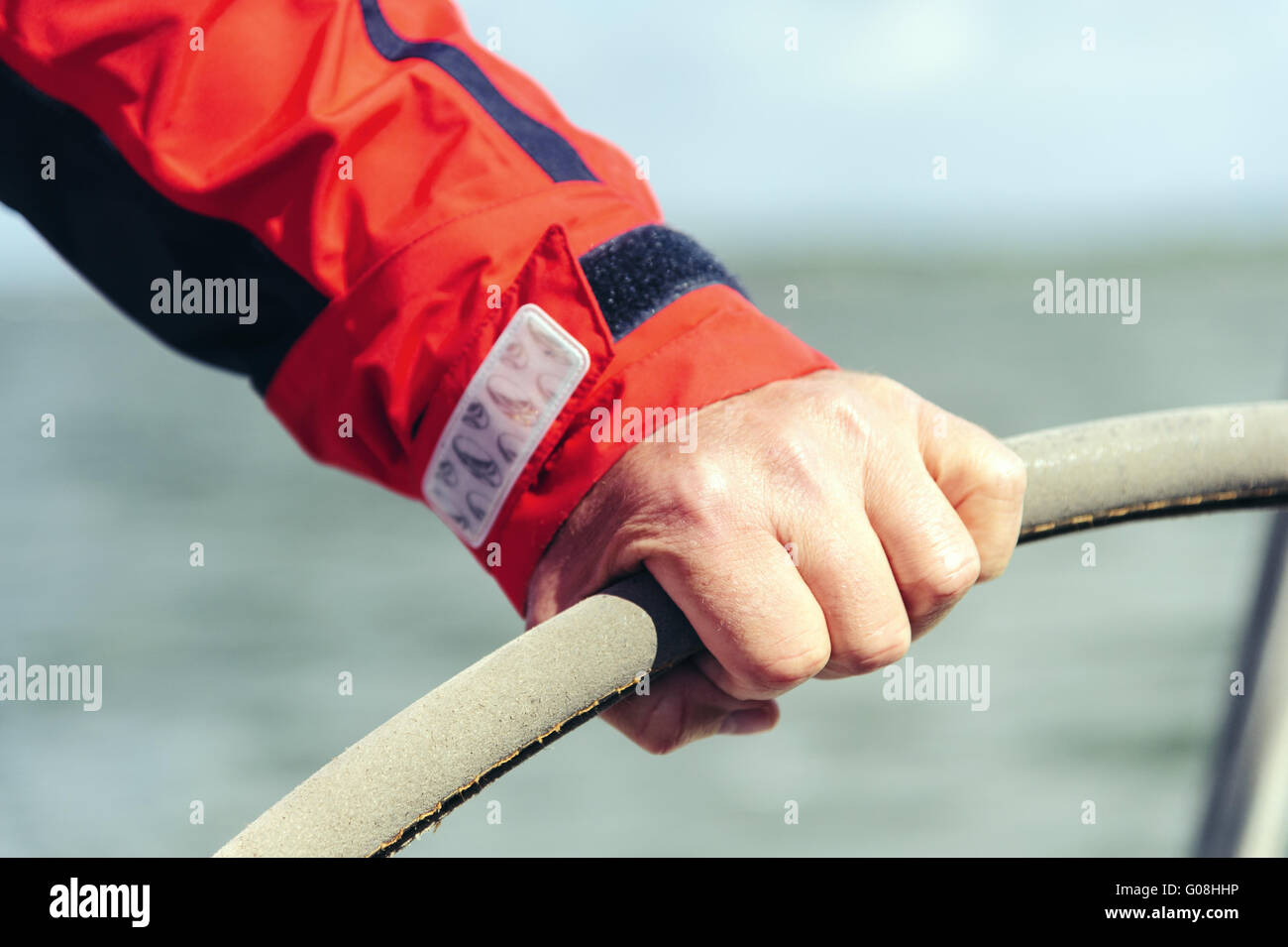 eine männliche Hand das Ruder einer Yacht Stockfoto