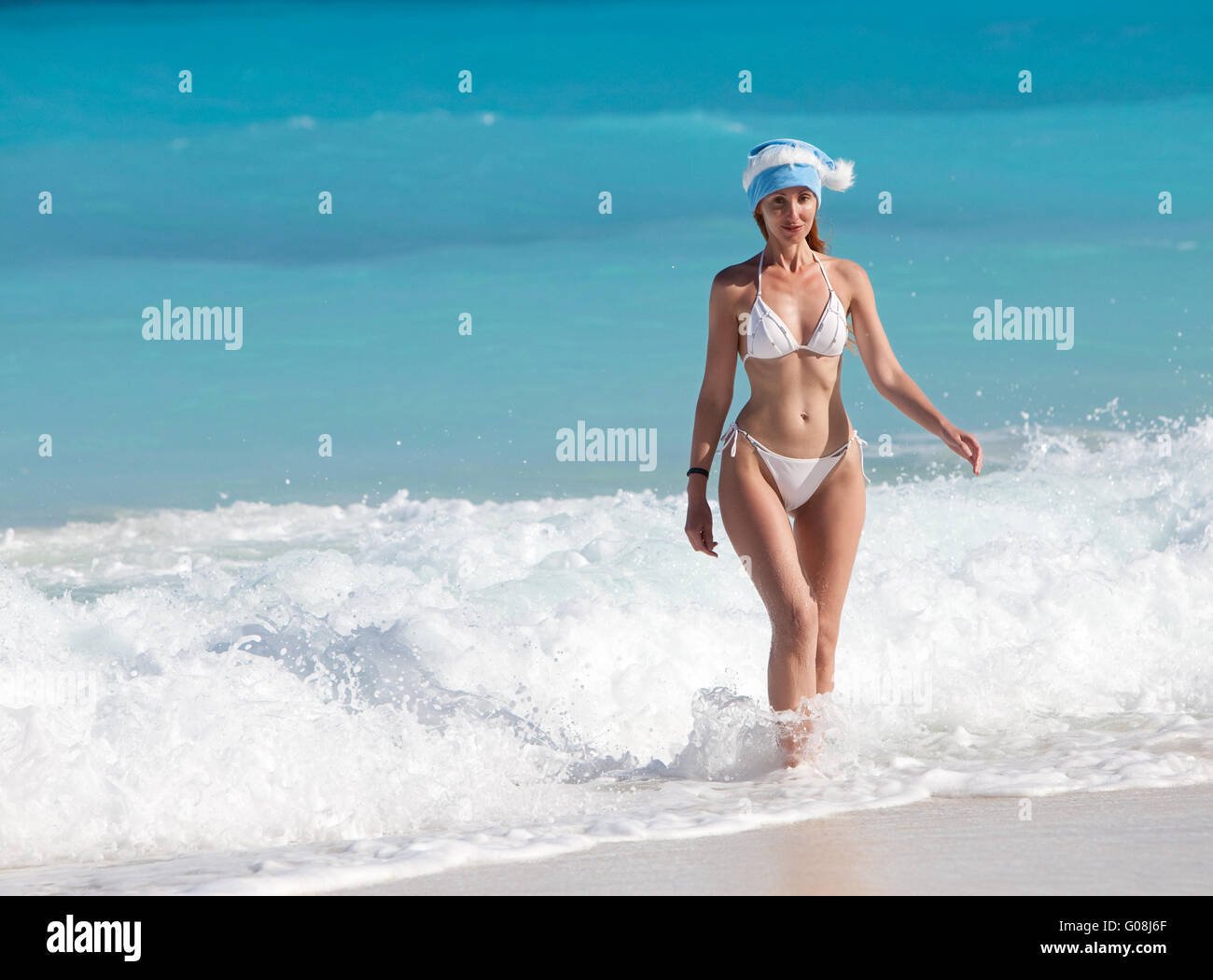 Frau in das neue Jahr Kappe Spaziergänge am Strand Stockfoto