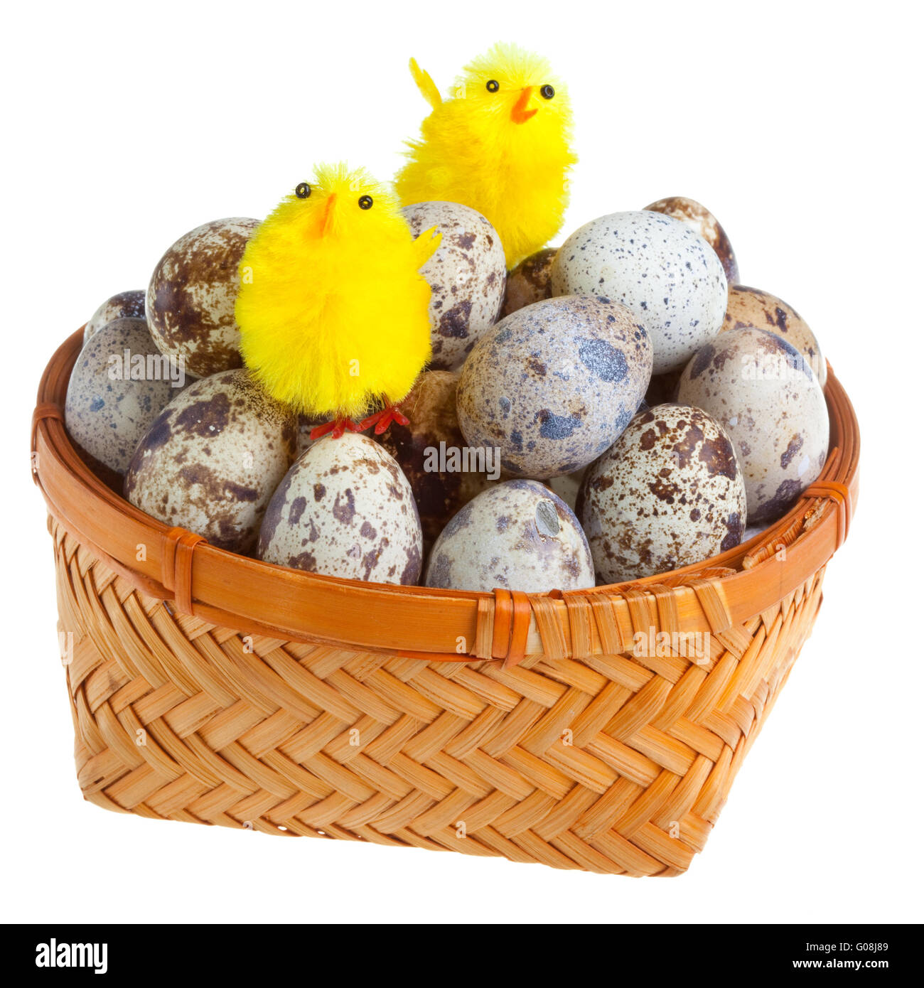 Wattled Korb mit Wachteleiern und ein Spielzeug-Huhn Stockfoto