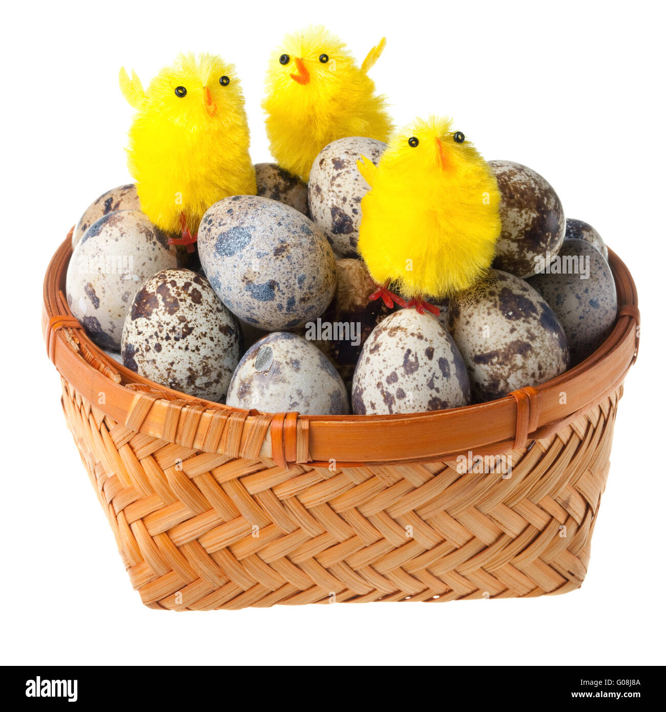 Wattled Korb mit Wachteleiern und ein Spielzeug-Huhn Stockfoto