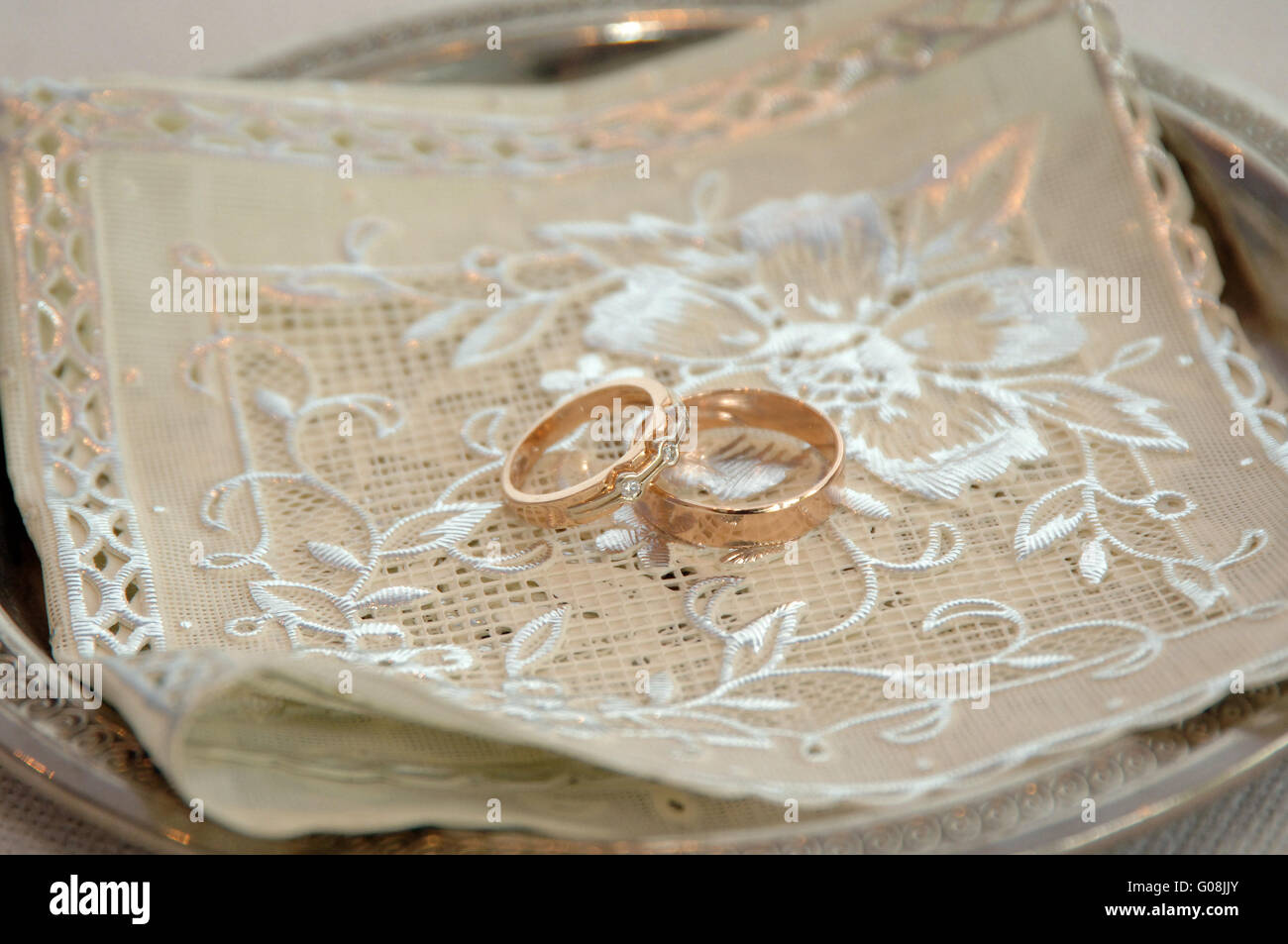 Zwei goldene Hochzeit Ringe auf Tabelle Makroaufnahme Stockfoto