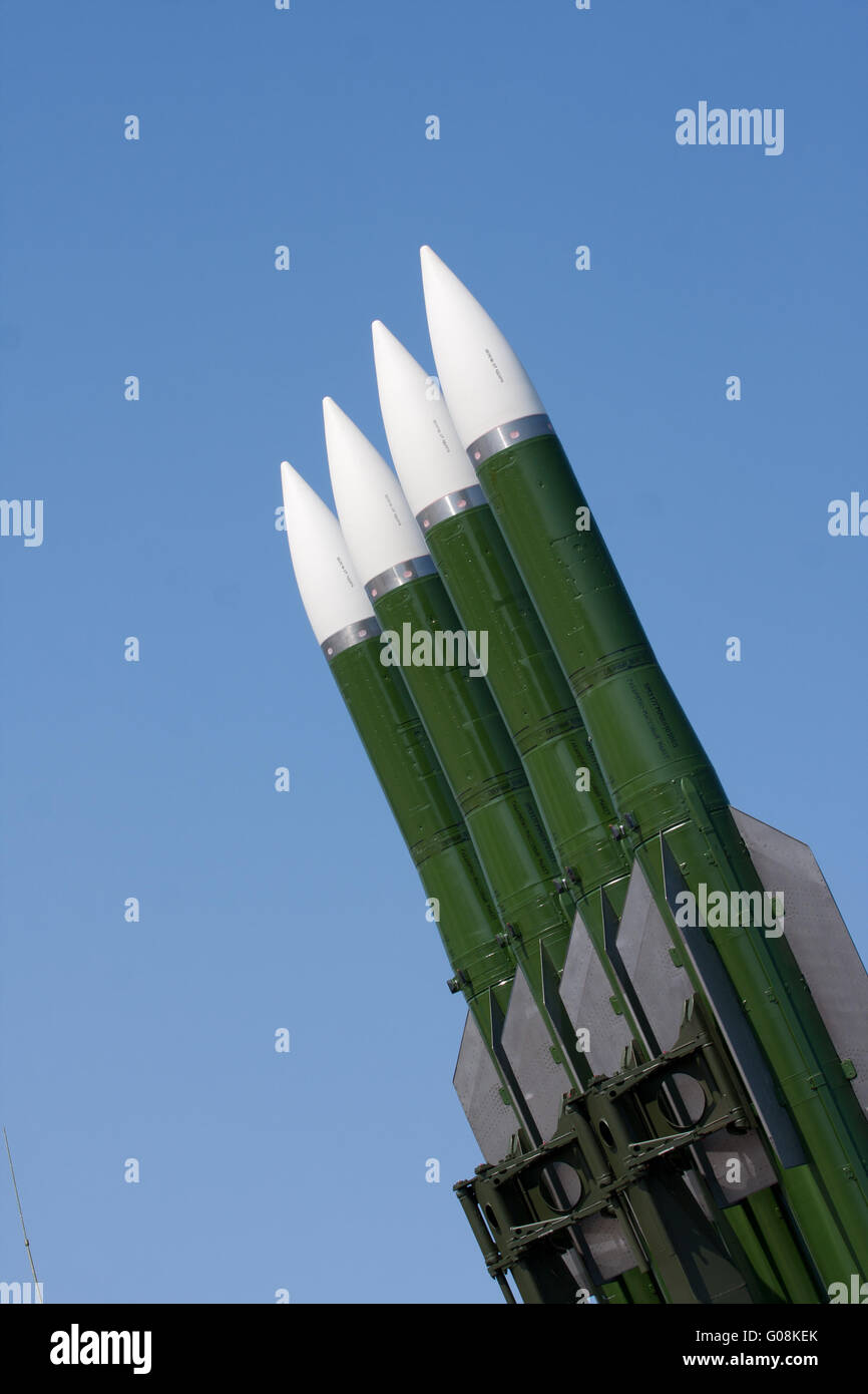 Mehrere russische Kampf gegen Raketen darauf abzielen, den Himmel. Stockfoto