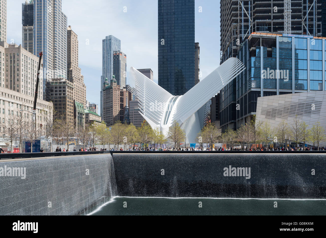 Blick über September 11 Memorial Pool Oculus und World Trade Center / Financial District-Gebäude in New York Stockfoto