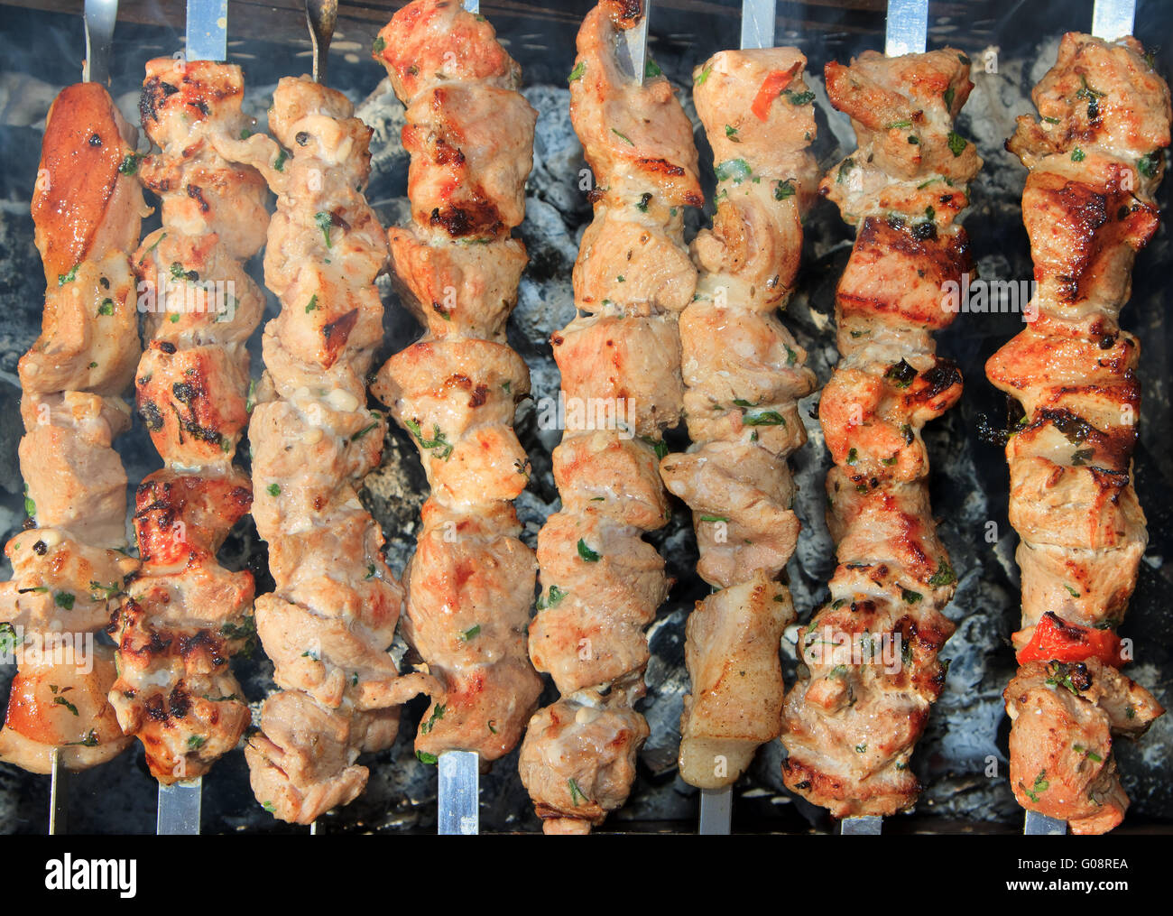 Grill mit lecker gegrilltem Fleisch am grill Stockfoto