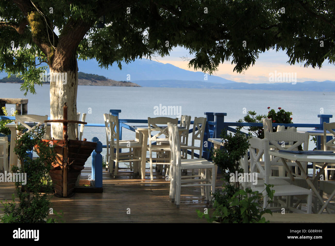 Griechische Taverne an der Küste des Mittelmeers Stockfoto