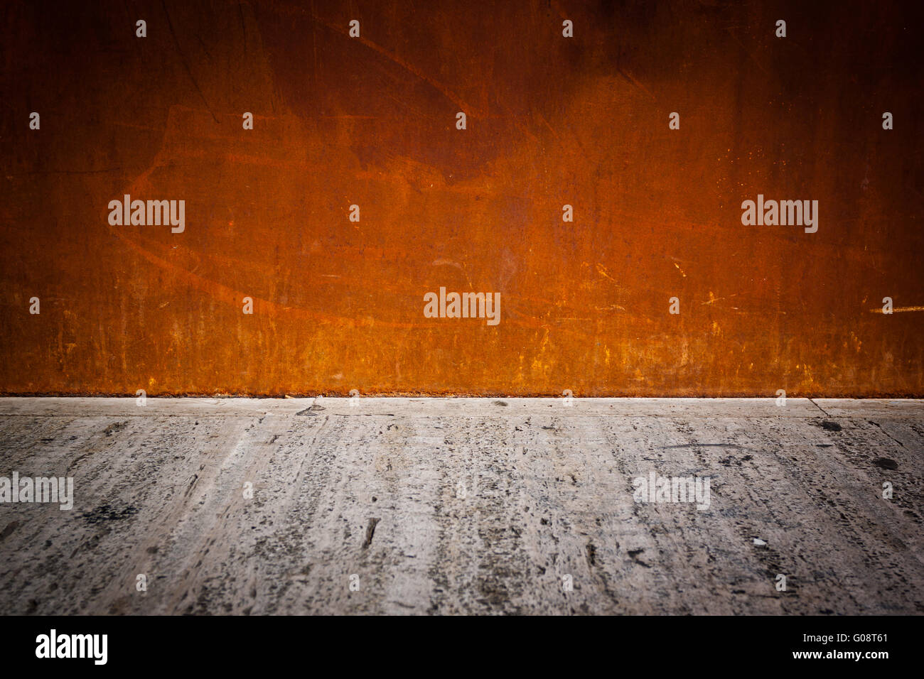 rostige Metallplatte Hintergrund mit Betonboden Stockfoto