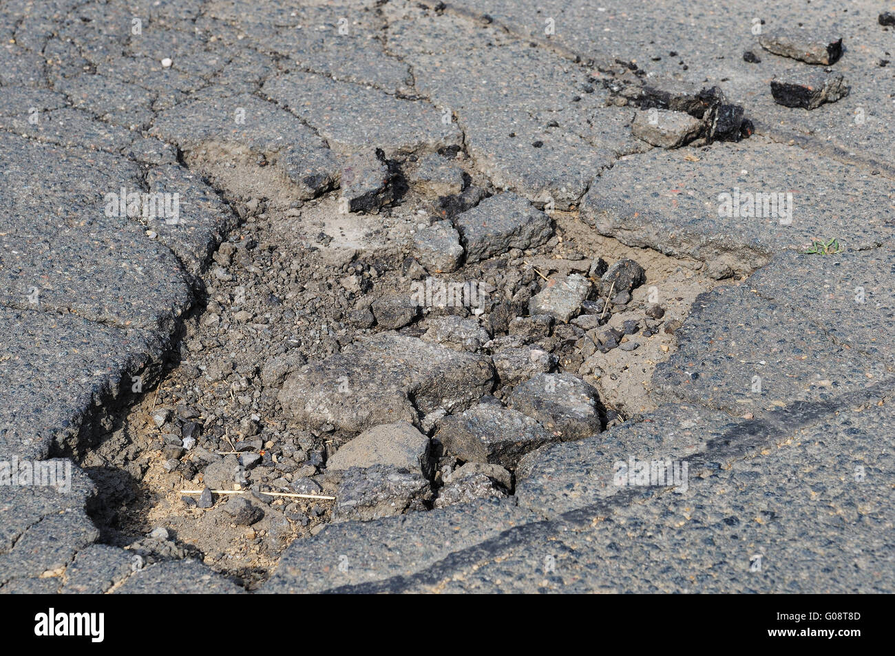 Schlagloch in einer Straße Stockfoto