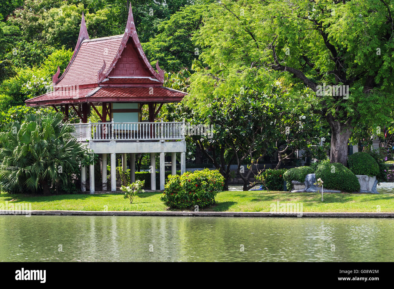 Alten Thai-Pavillon im tropischen Garten Stockfoto