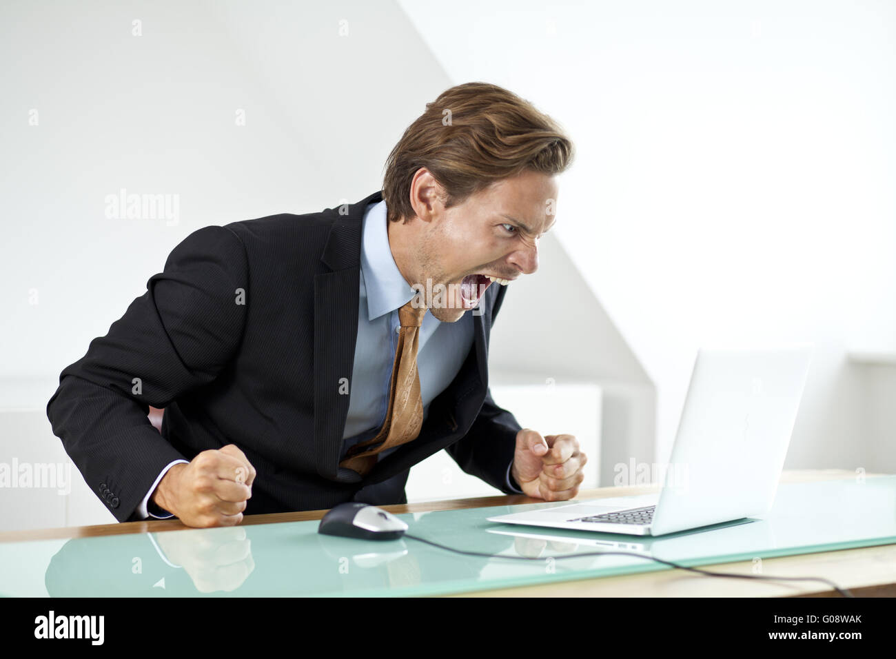 Frustriert Geschäftsmann schreiend an laptop Stockfoto