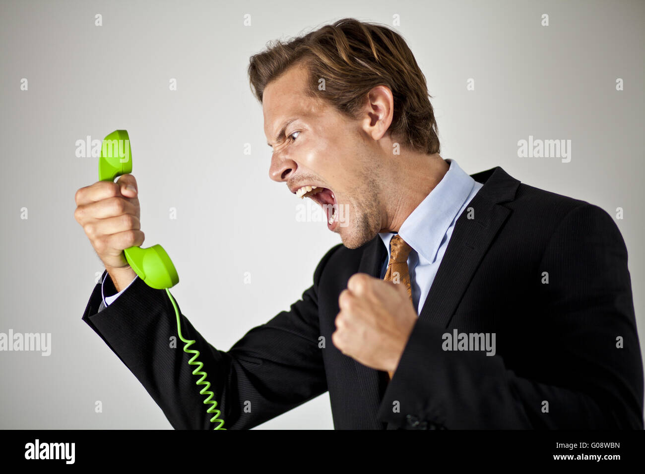 Geschäftsmann am Telefon schreien Stockfoto