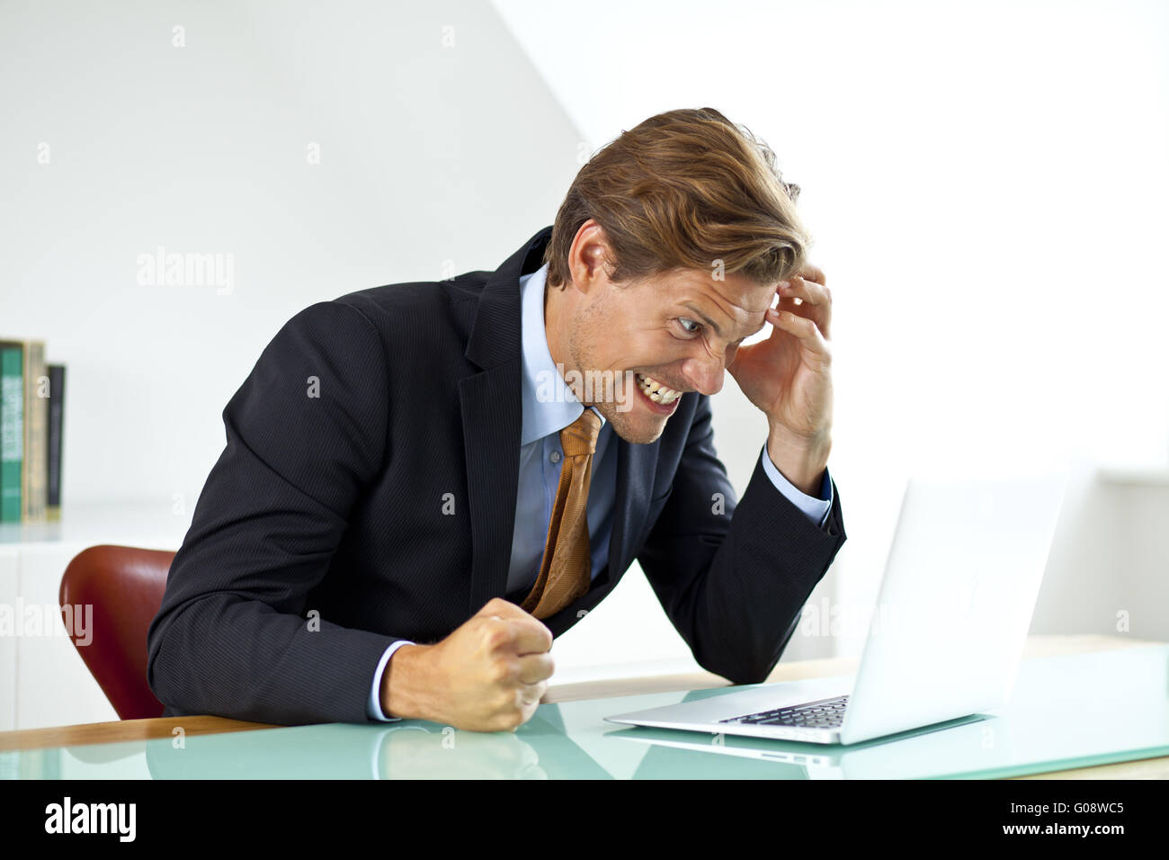 Frustriert Geschäftsmann am Schreibtisch Stockfoto