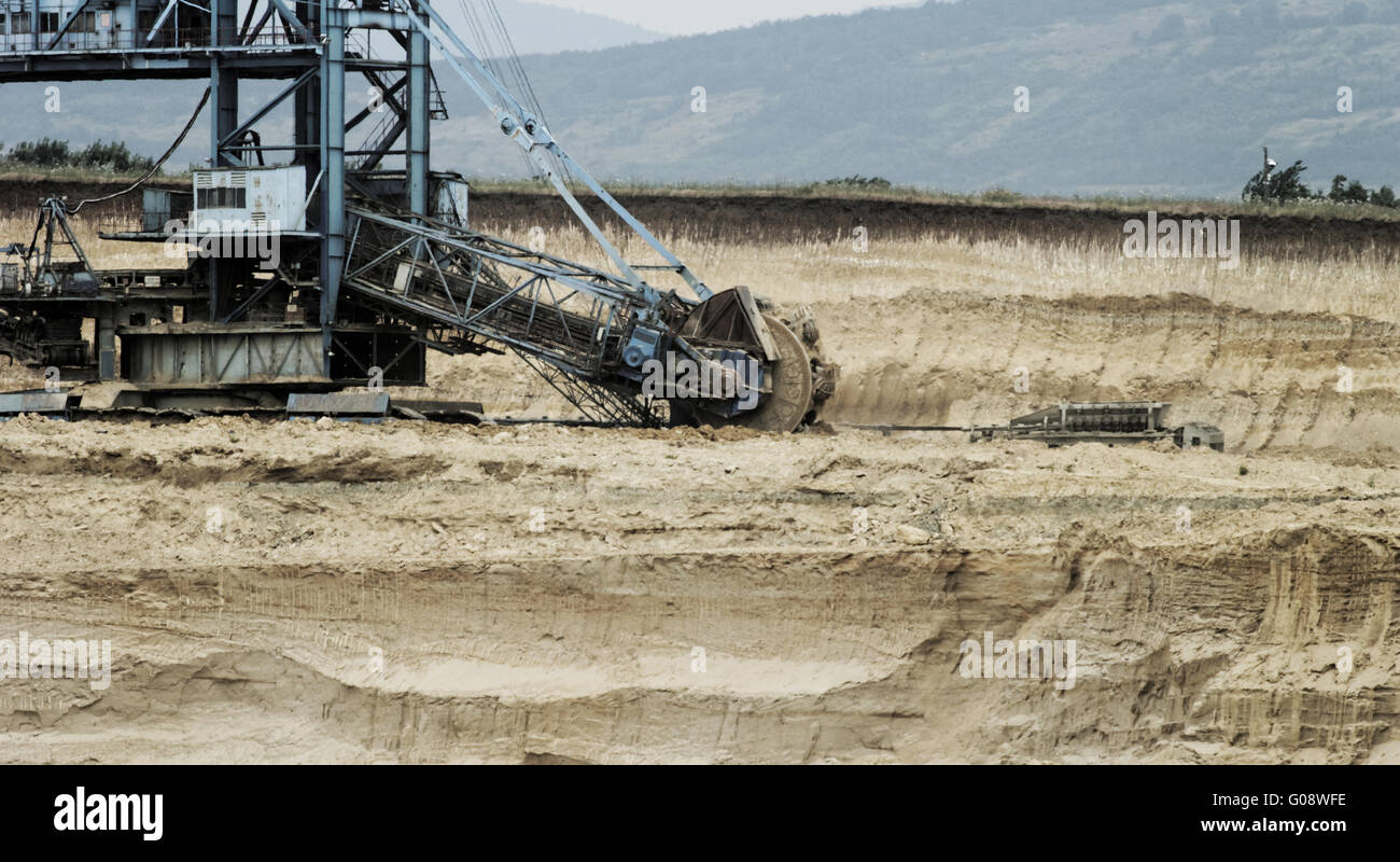 Kohle-Bergbau im Tagebau mit riesigen Industriemaschine Stockfoto
