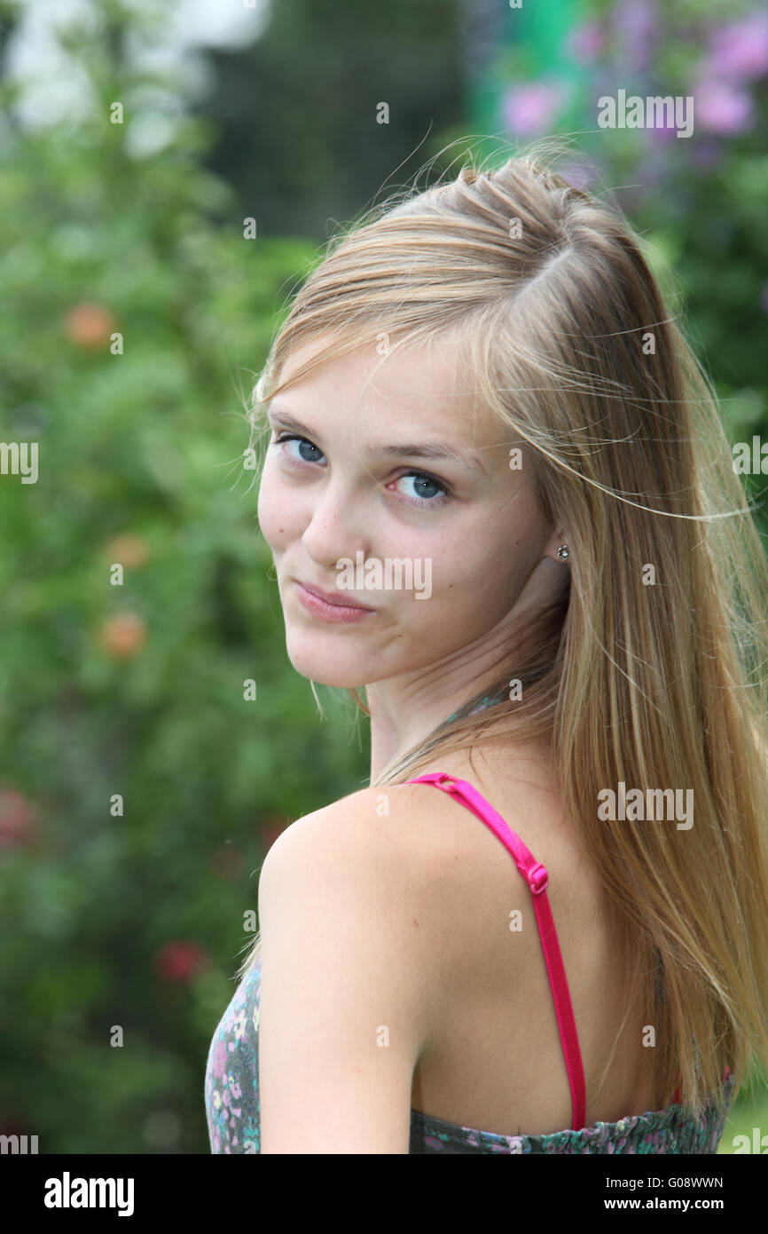 Hübsche Teenager rückblickend über die Schulter Stockfoto